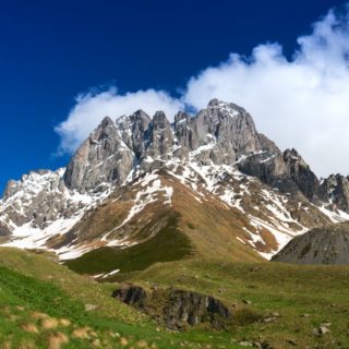 Bergmassiv Chaukhi nahe des Dorfes Juta 2021 | Erlebnisrundreisen.de