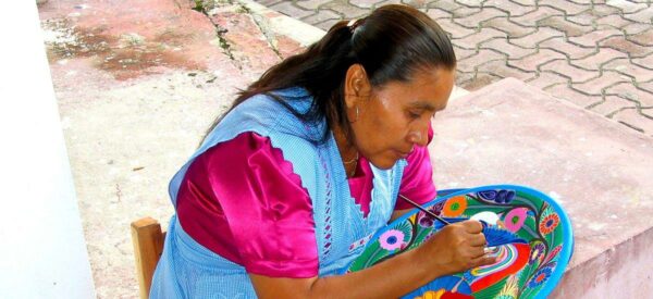 Mexikanerin bei der Keramik-Malerei