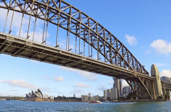 Blick durch die Harbour Bridge auf das Opernhaus in Sydney