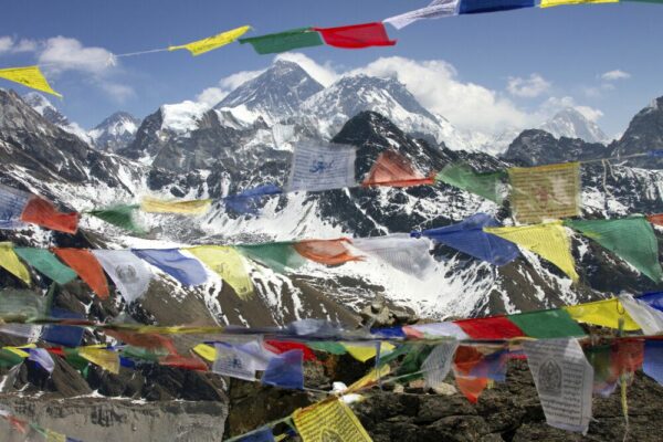 Gipfelpanorama vom Gokyo Ri (5360 m) mit Blick auf Mount Everest (8848 m), Nuptse (7861 m) und Makalu (8481 m)