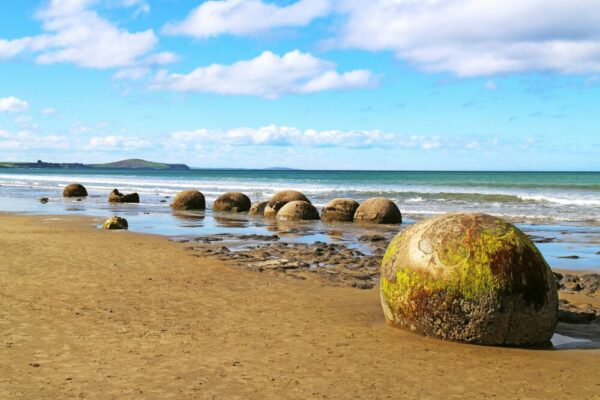 Die Moeraki Boulders sind ungewöhnlich große kugelförmige Konkretionen am Koekohe Beach auf der Südinsel Neuseelands.