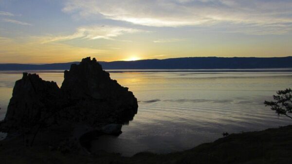Sonnenuntergang am Schamanenfelsen am Kap Burchan auf der Halbinsel Olchon in Chuschir
