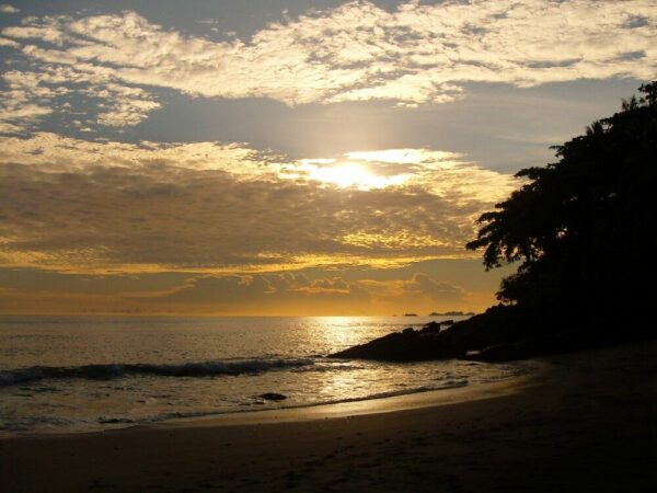 Sonnenuntergang an Thailands Strand