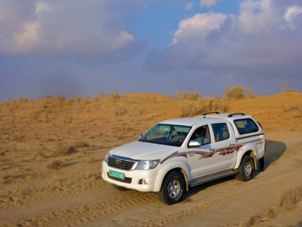 Landcruiser in Karakum-Wüste