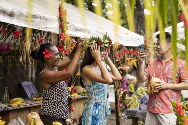 Blumenkranz auf einem lokalen Markt in Moorea – Französisch-Polynesien