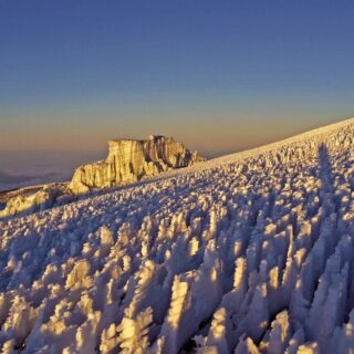 Bizarre Eisformationen auf dem letzten Stück zum Gipfel Reise Bizarre Eisformationen auf dem letzten Stück zum Gipfel 2022/2023