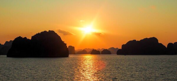 Sonnenuntergang über der Halong-Bucht