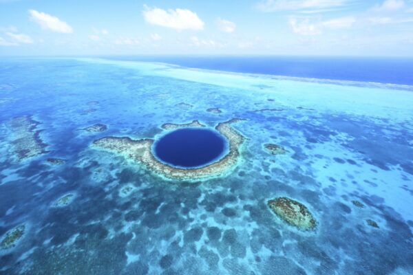 Das berühmte Blue Hole vor der Küste von Belize