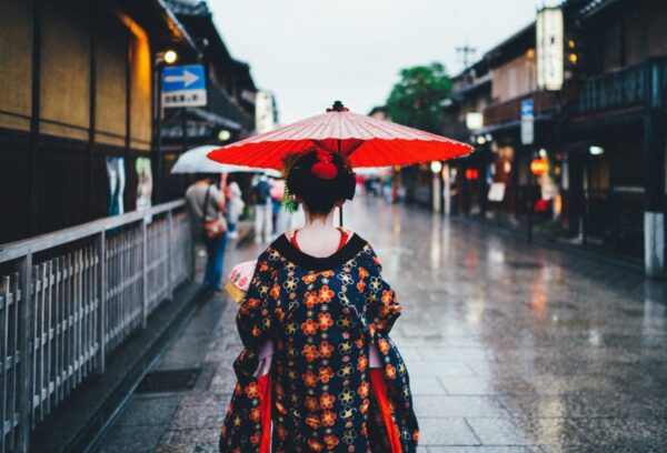 Geisha auf den Straßen Gions in Kyoto