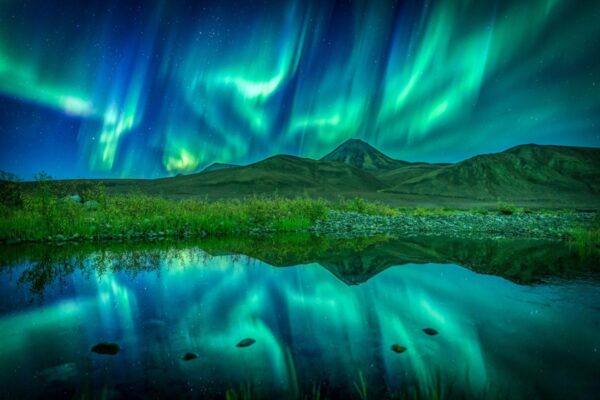 Nordlichter spiegeln sich in einem See