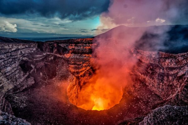Vulkankrater des Masaya mit brennender Lava und Rauch