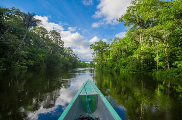 Mit dem Boot im tiefen Amazonasdschungel in Peru