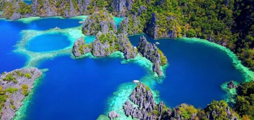 Die tiefblauen Coron-Lagunen in Palawan