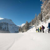 Winterwandern entlang des Seeufers - Dominik Ketz