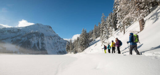 Winterwandern entlang des Seeufers - Dominik Ketz