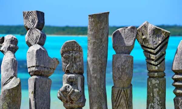 Totems auf der Ile de Pins