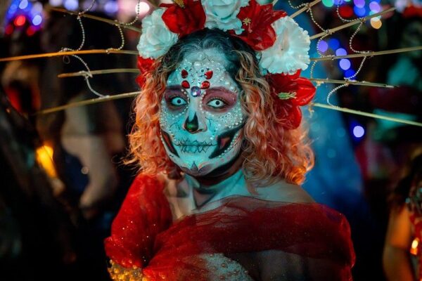 Schaurig-schöne Gesichter begegnen dem Mexikoreisenden zum Tag der Toten