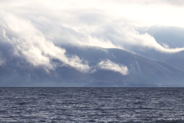 Sewan-See mit Wolken am Ostufer