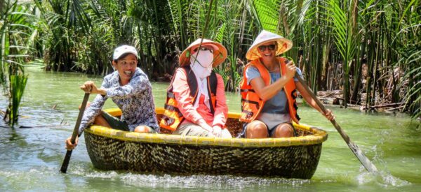 Mit Bambusbooten durch den Wasserkokosnusswald