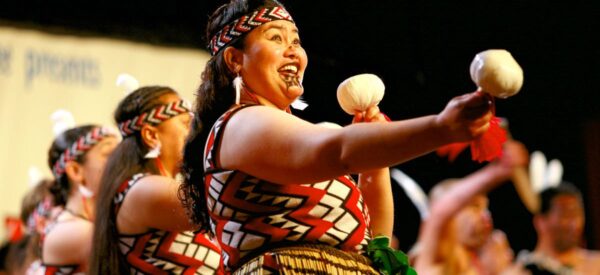 Maori-Frauen beim traditionellen Tanz
