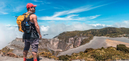 Am Kraterrand des Vulkans Irazú - Saintdags / Adobe.com - © Saintdags / Adobe.com | Costa Rica Abenteuerurlaub | Erlebnisrundreisen.de