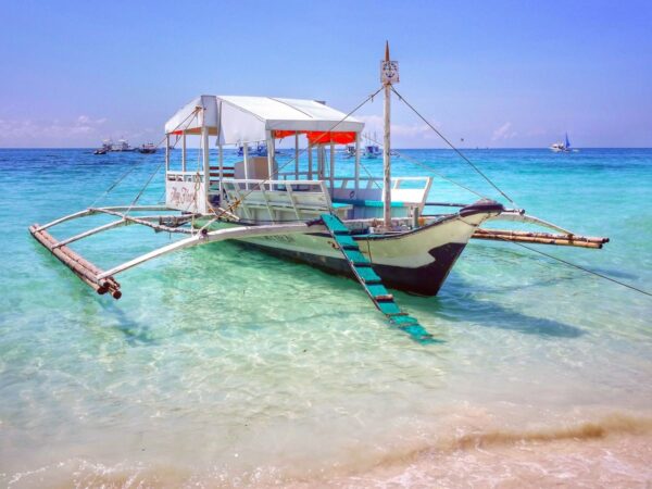 Mit einem Auslegerboot, Banca, durch die Inselwelt der Philippinen