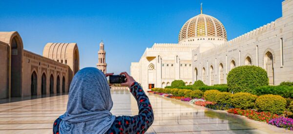 Frau fotografiert Sultan Qaboos Moschee