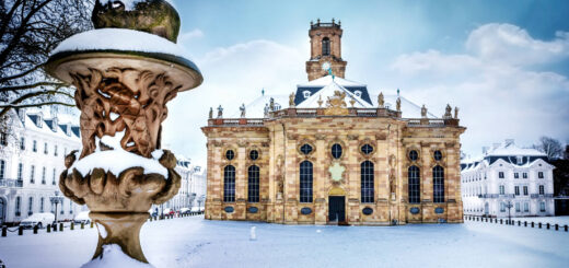 Ludwigskirche in Saarbrücken im Winter - Petair - Petair /Adobe.com