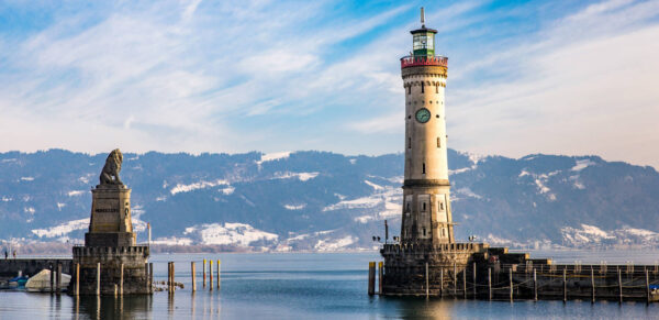 Hafeneinfahrt Lindau mit Blick auf die Alpen - dietwalther - © dietwalther / adobe.com