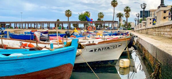 Fischerboote im Hafen von Bari