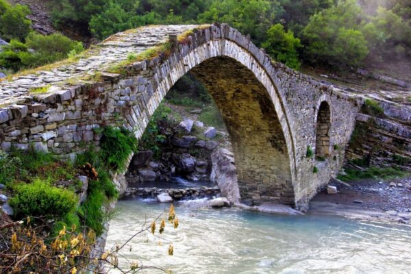 Eine Osmanische Steinbrück spannt sich über den Fluss Lengarica