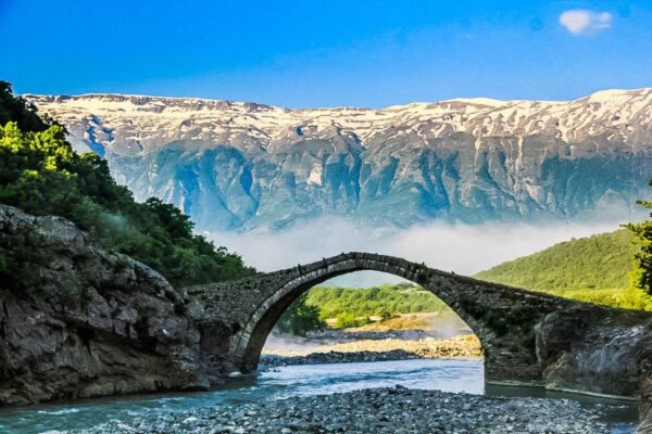 Steinbrücke Ura e Kadiut aus osmanischer Zeit am Lengarica Canyon, Südalbanien
