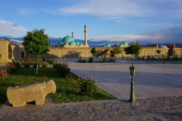 Blick von NachitschewanQala auf die neue Heydar-Moschee in Nachitschewan