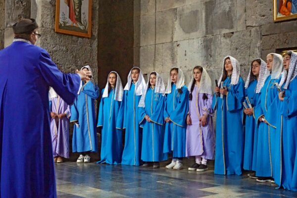 Engelsgleich singt der Mädchenchor in der Kirche Tatev.
