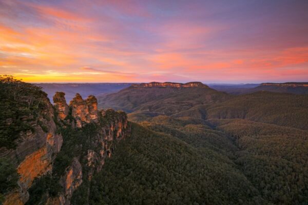Sonnenaufgang über dem Jamison Valley und den drei Schwestern im Blue-Mountain-Nationalpark