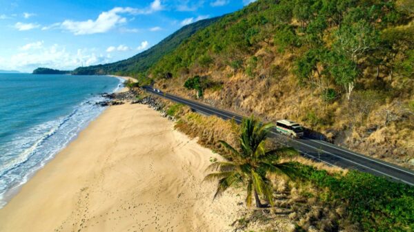 Fahrt entlang der Küste in den Cape-Tribulation-Nationalpark