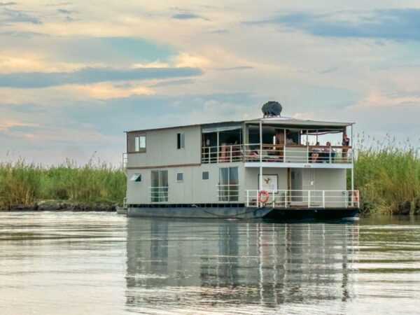 Delta Belle Hausboot von vorn, Botswana