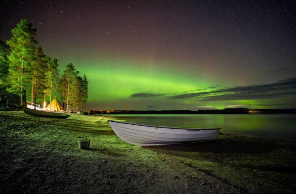 Nordlichter über einem See in Finnland