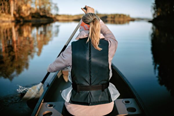 Fast lautlos unterwegs auf dem See in Finnland