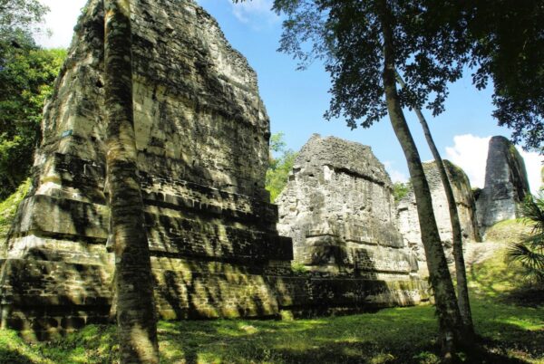 Mächtige Maya-Ruinen in Tikal im Tiefland von Petén, Guatemala