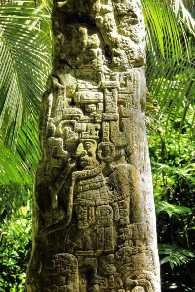 Eindrucksvolle Maya-Stele in Sayaxche im Urwald von Petén