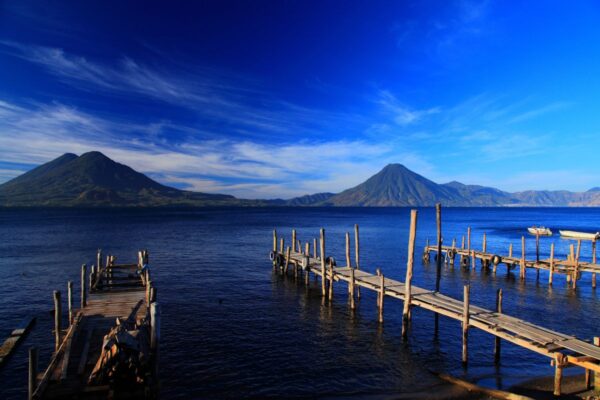 Azurblauer Atitlánsee mit den Vulkanen Tolimán, Atitlán und San Pedro m Hintergrund