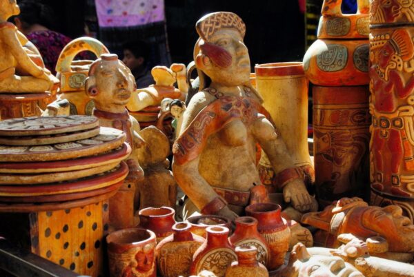 Guatemaltekisches Kunsthandwerk auf dem Hochlandmarkt von Chichicastenango
