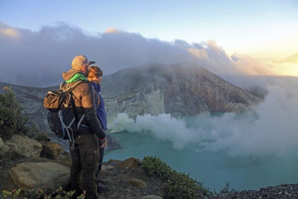 Blick in den Krater des Ijen-Vulkans