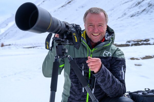 Reiseleiter Bernd Nill bei einer Fototour zum Schneeleoparden in Ladakh