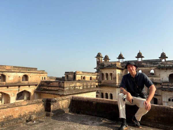 Marcel Kisker auf den Mauern des Jehangir Mahal in Orchha, Indien