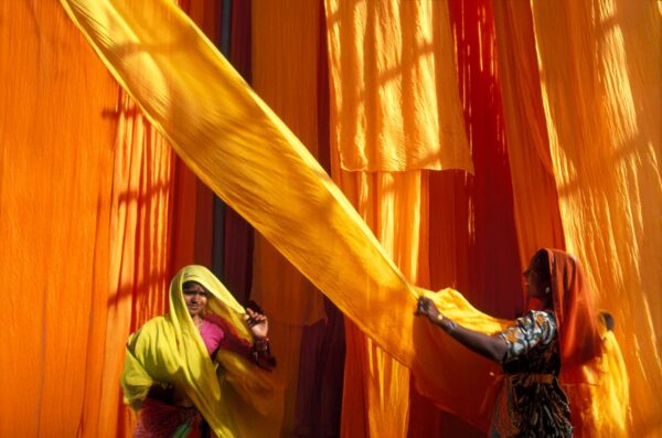 Indien Frauen mit farbenfrohen Stoffen