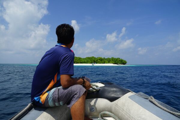 Mit einem Beiboot auf einem schnellen Abstecher zu einer einsamen Insel