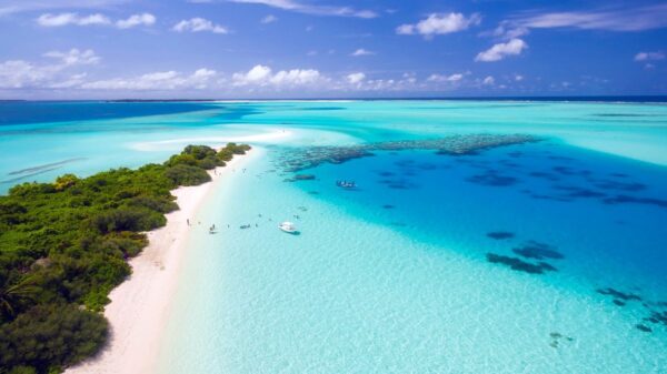 Blaues Meer und kleine Inseln