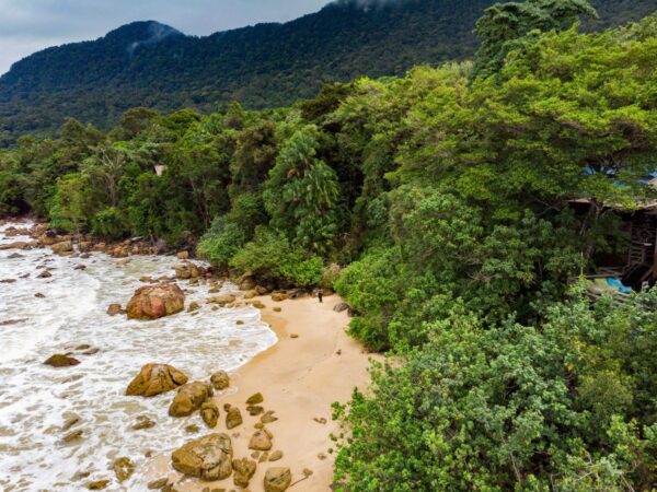 Malerische Luftaufnahme von Damai Beach, Santubong, Kuching, Malaysia